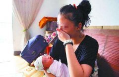 重庆一妈妈抱着宝宝看电视 一激动把宝宝扔飞了