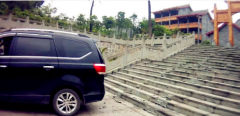 重庆一男子酒驾去拜佛 还没到庙门车子就冲下了台阶