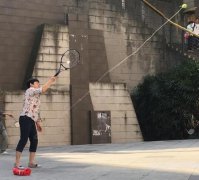 重庆一女子和“自己”打网球 看呆路人！