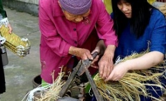 重庆有个婆婆打草鞋一打几十年 婆婆：手艺不能断