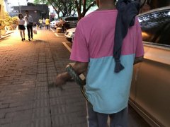重庆一男子缠蛇逛街 吓坏街头路人