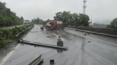 小货车高速路上失控 乘车人被抛出车外