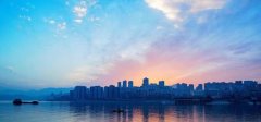 重庆忠州县城上空现多彩晚霞  绚丽如画