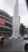 重庆一轿车撞坏消防栓 水柱喷起20米高