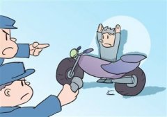 为了到街上买锯子方便点 他偷了路边的一辆摩托车