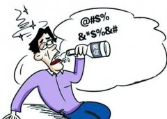 男子醉酒当街方便 民警欲送他回家还被当小偷