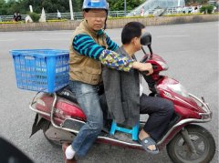 别出心裁！“加座”版摩托车上路被罚