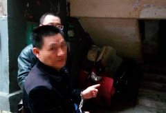 重庆八旬老太回家途中 身后突然冒出陌生男子双手扯走她的金耳环