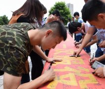 中央戏剧学院毕业 他却选择穿上军装