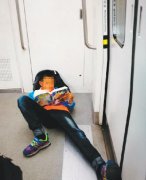  放飞自我？重庆一男孩地铁车厢复制“葛优躺”