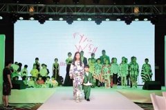 10岁女孩的绘画作品成时装 请来同学登T台