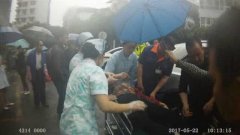 女子突发脑出  交巡警闯红灯逆行开道送医