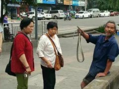  重庆一老汉当街卖蛇 六旬老太50元买下放生