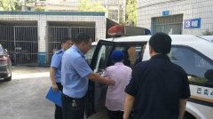 老人自己把包藏  一时忘了怀疑被偷