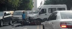 中型面包车无视双黄线撞上摩托车 损毁严重