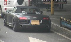 豪车司机为省几元停车费 违停遮号牌被记12分