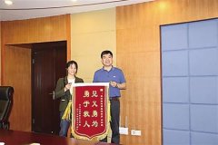 10岁男孩滑入水库 “旱鸭子”来不及脱衣跳水施救