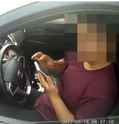 男子将事故车停路中间打电话