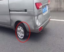 面包车爆胎后高速路狂奔 执法人员及时化解险情