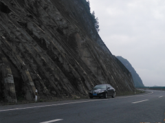 重庆一司机高边坡下停车睡觉 罚款200扣6分