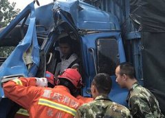 重庆一货车客车相撞 货车车头严重变形