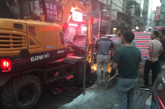 重庆一街道天然气管道被挖爆 整个街道都是臭味