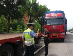 奇葩男捡个驾照就上路