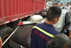 重庆一司机减速停车踩成油门 撞上路边大货车