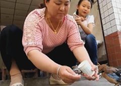 路边捡了个爱黏人的“萌奇奇” 扮酷耍宝好可爱
