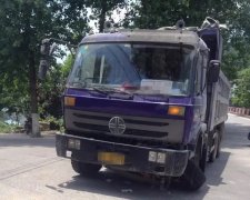 重庆一货车行驶途中前轴断裂 所幸没造成事故