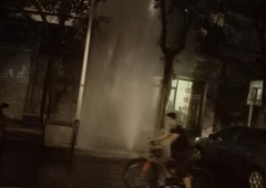 重庆一街头水管爆裂如喷泉 给刚升温的街道来了场“强降雨”