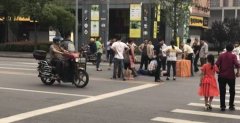 重庆一货车里掉出人和货 一男子哭叫：不活了