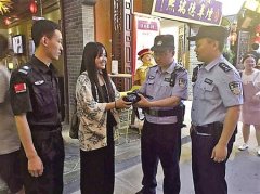 来重庆旅游丢了相机 她却爱上重庆城