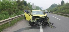 高速行驶出意外 安全带和儿童座椅救了命