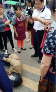 小车突然变道 摩托车司机被撞飞