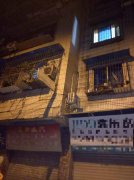 女子走在路上一盆冷水从天而降 淋了个“透心凉”