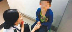 母亲埋头玩手机 儿子走丢了竟不知