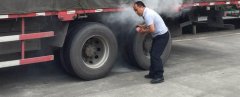 大货车高速路上爆胎