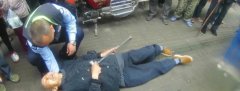 大爷街头晕倒 民警屈膝托举半小时