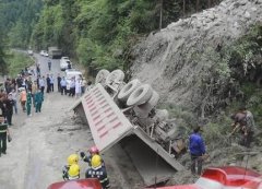石柱一大货车坠落高坎 消防成功救援
