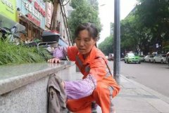 重庆璧山六旬老太 不怕风吹雨打扫地11年