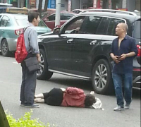重庆一大妈突然冲跑人行横道 头部流血被撞飞