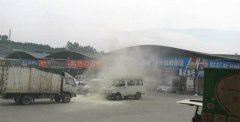 重庆永川一面包车自动打火还自燃 真是匪夷所思