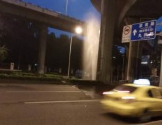 重庆一绿化带水管爆裂 水柱冲出2层楼高