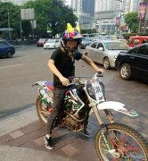 重庆骑手街头卖萌 警察蜀黍强行叫停