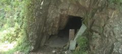 重庆一山洞暗藏黑作坊 里面毒气弥漫