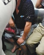 大叔自称老年人 逼着学生让座位