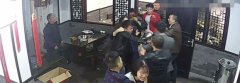 火锅店上演“动作片” 2人入院4人进派出所
