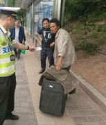 黑车超载担心被查 乘客半途“遭甩”