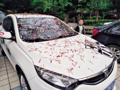 重庆一轿车变“花车”